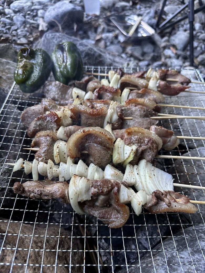 炭火で焼いているジビエの串焼き