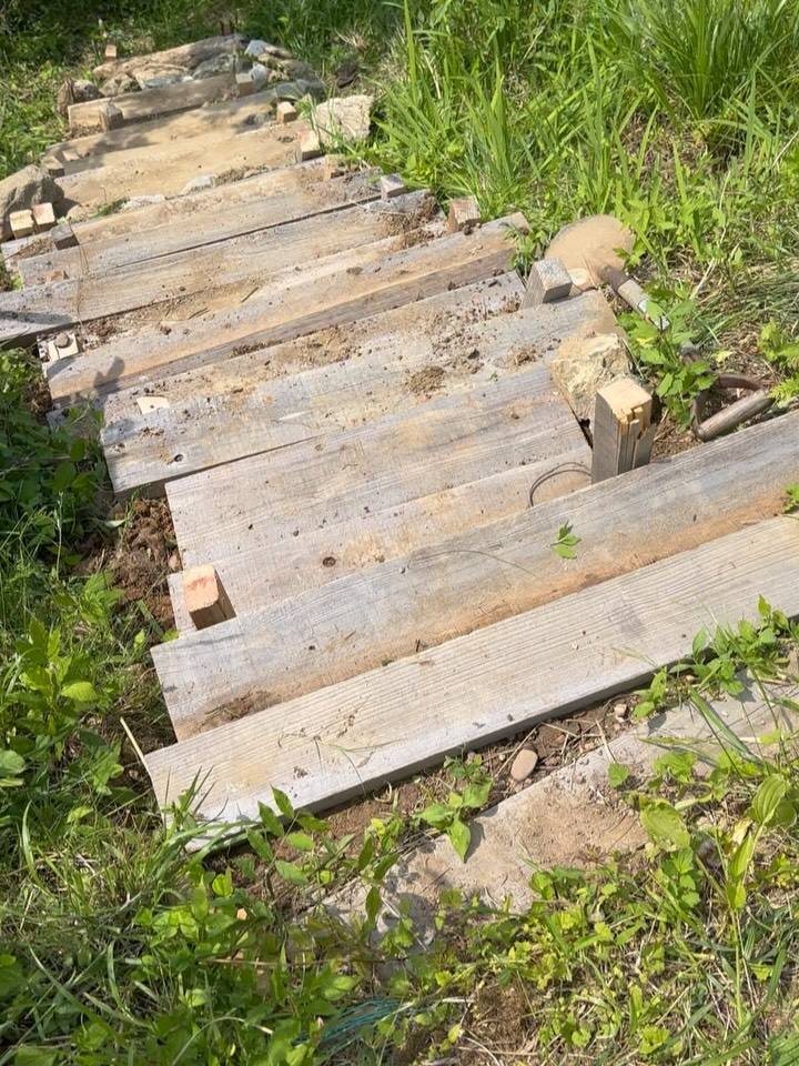 川へ下りる手づくりの木の階段