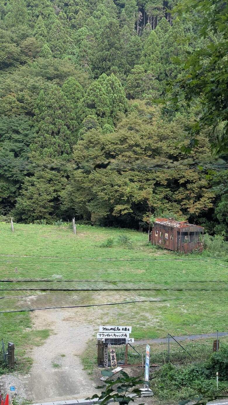 坂の上から見たキャンプ場の全景